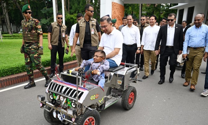 বিশেষ চাহিদাসম্পন্ন শিক্ষার্থীর তৈরি বাহনে চড়লেন প্রধানমন্ত্রী